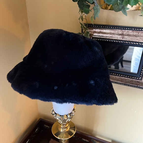 J. McLaughlin Gorgeous Blue Faux Fur Bucket hat S M 24 inch circumference - Picture 3 of 7